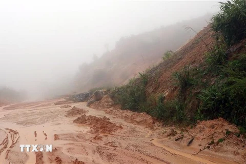 Tình trạng sạt lở trên đường tránh đèo Măng Rơi huyện Tu Mơ Rông, Kon Tum. (Ảnh: Cao Nguyên/TTXVN) 