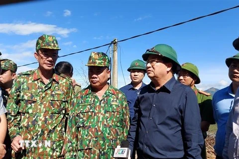 Phó Thủ tướng Trịnh Đình Dũng kiểm tra điểm đầu sạt lở để thông tuyến vào xã Trà Leng, huyện Nam Trà My, tỉnh Quảng Nam. (Nguồn: TTXVN) 