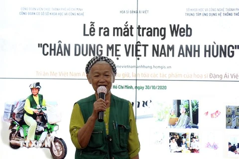 Họa sỹ Đặng Ái Việt giao lưu tại buổi ra mắt trang web Chân dung Mẹ Việt Nam Anh hùng. (Ảnh: Tiến Lực/TTXVN) 