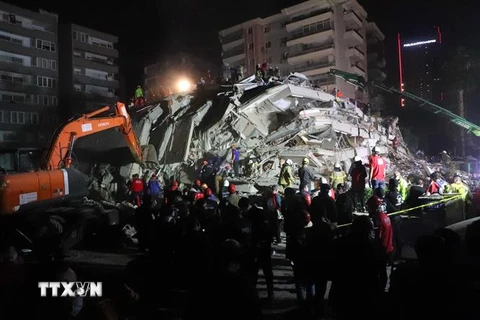 Lực lượng cứu hộ tìm kiếm các nạn nhân tại hiện trường một tòa nhà bị sập do động đất ở Izmir, Thổ Nhĩ Kỳ ngày 30/10/2020. (Nguồn: THX/TTXVN) 
