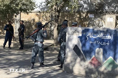 Cảnh sát Afghanistan phong tỏa hiện trường vụ nổ súng tại một trường đại học ở Kabul, ngày 2/11/2020. (Nguồn: AP/TTXVN) 
