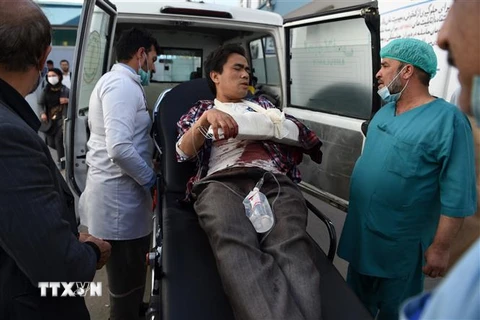 Nạn nhân bị thương sau khi các tay súng tấn công trường Đại học Kabul được chuyển tới bệnh viện Isteqlal ở Kabul, Afghanistan, ngày 2/11/2020. (Nguồn: AFP/TTXVN) 