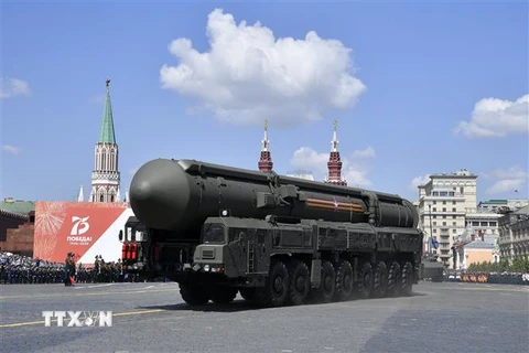 Hệ thống tên lửa đạn đạo liên lục địa Yars RS-24 của Nga tham gia lễ duyệt binh nhân kỷ niệm 75 năm chiến thắng trong Chiến tranh Vệ quốc vĩ đại, tại Quảng trường Đỏ ở thủ đô Moskva ngày 24/6/2020. (Nguồn: AFP/TTXVN) 