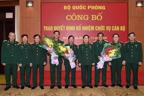Đại tướng Ngô Xuân Lịch và các đại biểu chúc mừng các đồng chí được bổ nhiệm và nhận nhiệm vụ mới. (Nguồn: Quân đội Nhân dân) 