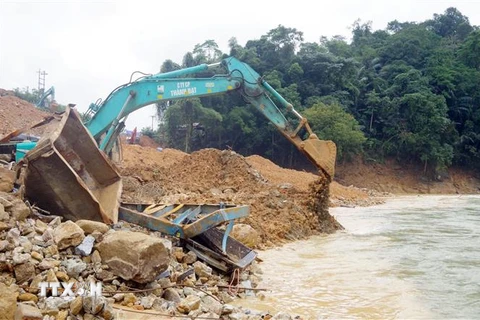 Các máy xúc đang tích cực hoạt động để tìm kiếm 12 công nhân bị mất tích tại Thủy điện Rào Trăng 3. (Nguồn: TTXVN phát) 