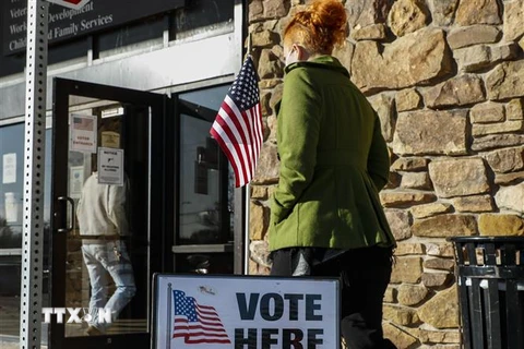 Cử tri Mỹ bỏ phiếu trong Ngày tổng tuyển cử tại điểm bỏ phiếu ở Kenosha, Wisconsin, ngày 3/11/2020. (Nguồn: THX/TTXVN) 
