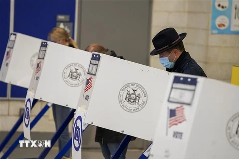 Cử tri Mỹ bỏ phiếu trong Ngày Bầu cử tại điểm bỏ phiếu ở New York, ngày 3/11/2020. (Nguồn: THX/TTXVN) 