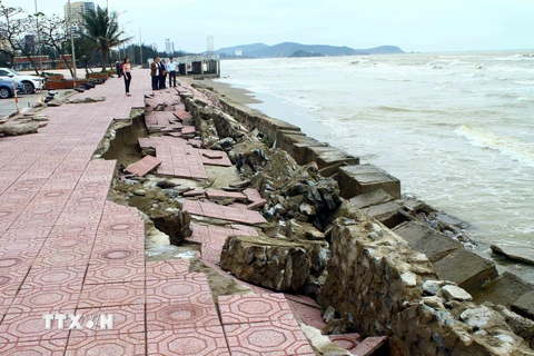 Hệ thống kè biển khu vực quảng trường Bình Minh, thị xã Cửa Lò bị hư hỏng nghiêm trọng. (Ảnh: Tá Chuyên/TTXVN) 