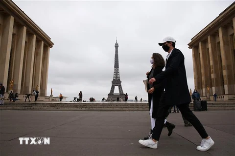 Người dân đeo khẩu trang phòng lây nhiễm COVID-19 tại Paris, Pháp, ngày 23/10/2020. (Nguồn: THX/TTXVN) 