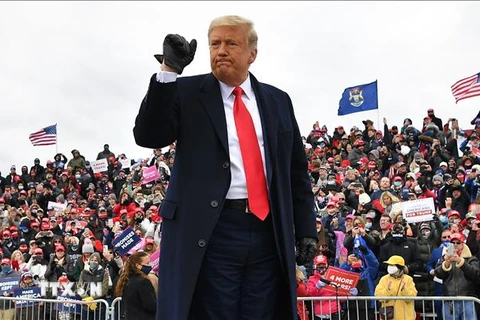 Tổng thống Mỹ đương nhiệm Donald Trump trong cuộc vận động tranh cử tại Waterford, bang Michigan ngày 30/10/2020. (Nguồn: AFP/TTXVN) 