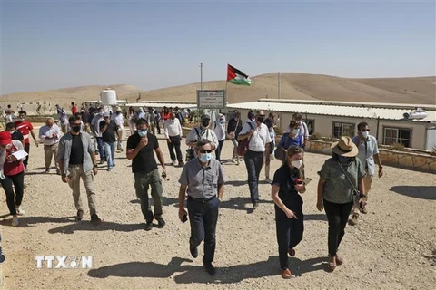 Nhóm các nhà ngoại giao EU thăm các ngôi làng thuộc thị trấn Yatta ở phía Nam thành phố Hebron, Bờ Tây ngày 19/10/2020. (Nguồn: AFP/TTXVN) 
