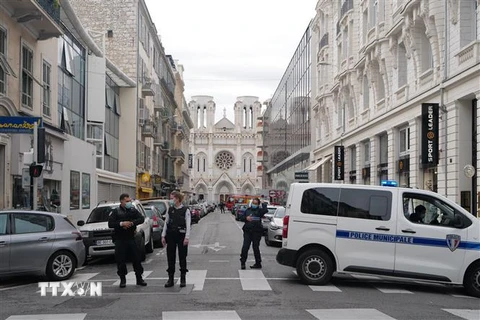Cảnh sát gác gần hiện trường vụ tấn công bằng dao ở thành phố Nice, Pháp ngày 29/10/2020. (Nguồn: THX/TTXVN) 