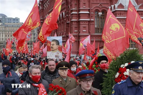 Đoàn người tham gia kỷ niệm 103 năm Cách mạng Tháng Mười Nga tại Moskva. (Ảnh: Trần Hiếu/TTXVN)