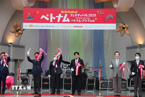Các đại biểu cắt băng khai mạc Lễ hội Việt Nam tại Nhật Bản năm 2020. (Ảnh: Đào Thanh Tùng/TTXVN)_