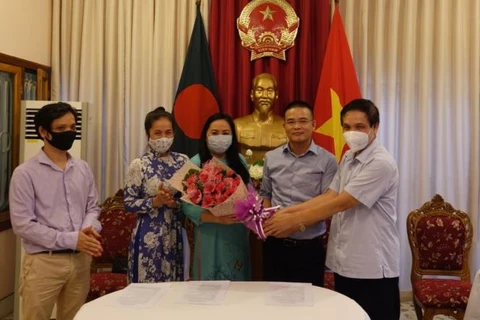 Đại sứ Phạm Việt Chiến chúc mừng Ban Liên lạc cộng đồng người Việt Nam tại Bangladesh. (Nguồn: baoquocte.vn) 