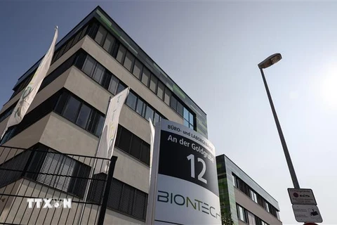 Biểu tượng hãng dược BioNTech tại trụ sở ở Mainz, miền tây nước Đức, ngày 18/9/2020. (Nguồn: AFP/TTXVN) 