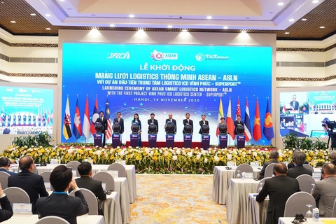 Thủ tướng Chính phủ Nguyễn Xuân Phúc và các đại diện bấm nút khởi động Mạng lưới Logistics thông minh ASEAN với dự án đầu tiên Trung tâm Logistics ICD Vĩnh Phúc do Liên danh Tập đoàn T&T Group (Việt Nam) - Tập đoàn YCH - YCH Holdings (Singapore) làm chủ đ