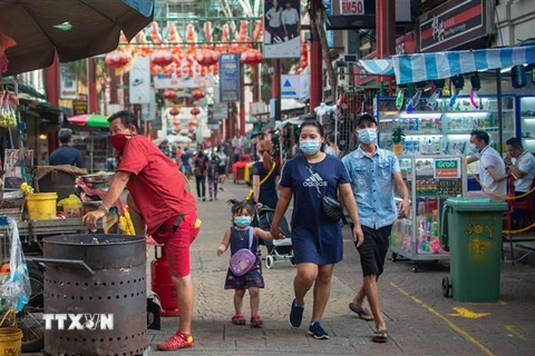 Người dân đeo khẩu trang phòng lây nhiễm COVID-19 tại Kuala Lumpur, Malaysia. (Nguồn: THX/TTXVN) 
