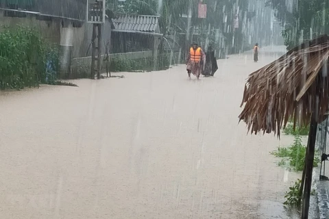 Tuyến đường ở xã Cẩm Mỹ (huyện Cẩm Xuyên, Hà Tĩnh) trong một đợt mưa to. (Ảnh: TTXVN phát) 