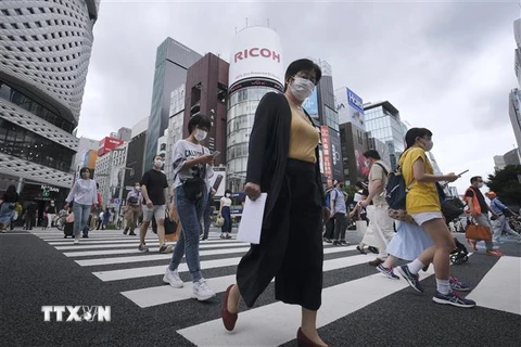 Người dân di chuyển trên đường phố tại Tokyo, Nhật Bản, ngày 25/7/2020. (Nguồn: AFP/TTXVN) 