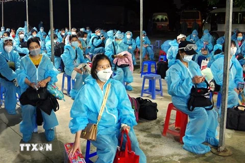 Các công dân Việt Nam từ Đài Loan (Trung Quốc) về nước đã hoàn thành thời gian cách ly tại Sóc Trăng hôm 11/11. (Ảnh: Trung Hiếu/TTXVN) 