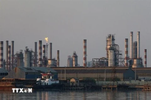 Một cơ sở khai thác dầu ở Iran. (Nguồn: IRNA/TTXVN) 