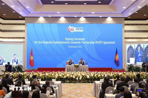Thủ tướng Nguyễn Xuân Phúc, Chủ tịch ASEAN 2020 cùng các nhà lãnh đạo cấp cao chứng kiến Lễ ký Hiệp định Đối tác Kinh tế Toàn diện Khu vực RCEP. (Ảnh: Thống Nhất/TTXVN) 