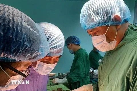 Các bác sỹ tiến hành ca phẫu thuật khẩn cấp cứu bệnh nhân qua cơn nguy kịch. (Nguồn: TTXVN phát) 