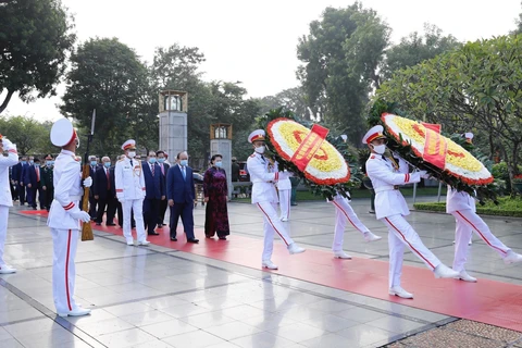 Lãnh đạo Đảng, Nhà nước đặt vòng hoa tưởng niệm các Anh hùng liệt sỹ. (Ảnh: Dương Giang/TTXVN) 