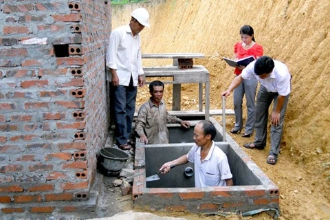 Người dân xã Kim Bình (Chiêm Hóa, Tuyên Quang) thực hiện xây nhà tiêu tự hoại hợp vệ sinh. (Nguồn: Bộ Y tế) 