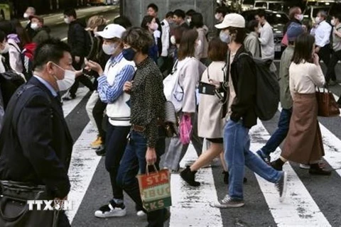 Người dân đeo khẩu trang phòng lây nhiễm COVID-19 tại Tokyo, Nhật Bản, ngày 18/11/2020. (Nguồn: Kyodo/TTXVN) 