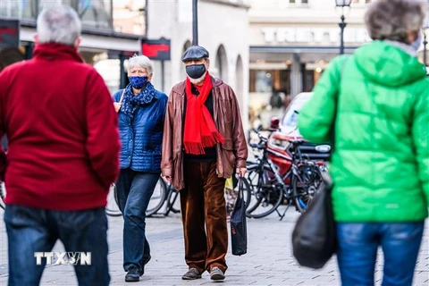 Người dân đeo khẩu trang phòng lây nhiễm COVID-19 tại Munich, Đức, ngày 13/11/2020. (Nguồn: THX/TTXVN) 