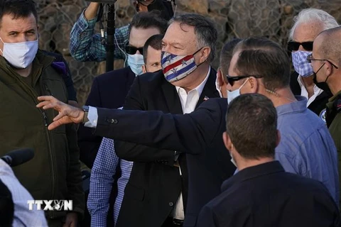 Ngoại trưởng Mỹ Mike Pompeo (giữa) thăm khu vực núi Bental trên Cao nguyên Golan do Israel chiếm đóng, gần biên giới Syria ngày 19/11/2020. (Nguồn: AFP/TTXVN) 