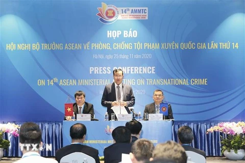 Thiếu tướng Lê Tấn Tới, Thứ trưởng Bộ Công an, phát biểu tại buổi họp báo Hội nghị Bộ trưởng ASEAN về phòng, chống tội phạm xuyên quốc gia lần thứ 14. (Ảnh: Doãn Tấn/TTXVN) 