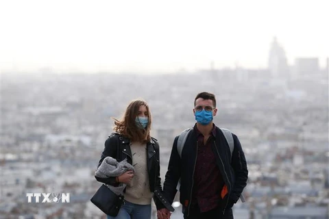 Người dân đeo khẩu trang phòng lây nhiễm COVID-19 tại Paris, Pháp, ngày 28/10/2020. (Nguồn: THX/TTXVN) 