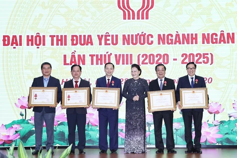 Chủ tịch Quốc hội Nguyễn Thị Kim Ngân trao Huân chương Lao động hạng Nhất cho các cá nhân, tập thể ngành Ngân hàng. (Ảnh: Trọng Đức/TTXVN)