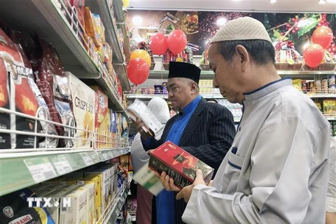 Người dân theo đạo Hồi tham quan, mua sắm tại cửa hàng thực phẩm Halal tại Thành phố Hồ Chí Minh. (Ảnh: Mỹ Phương/TTXVN)