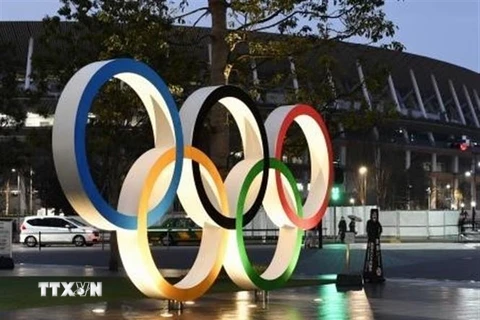 Vòng tròn Olympic được trưng bày tại sân vận động Quốc gia Tokyo, Nhật Bản. (Nguồn: Kyodo/TTXVN) 