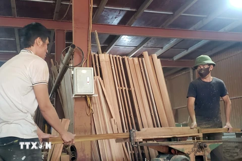 [Photo] Những người thợ ở làng mộc Yên Lạc hối hả với nghề