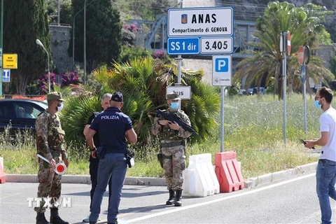Binh sỹ và cảnh sát Italy làm nhiệm vụ tại khu vực biên giới với Pháp. (Nguồn: AFP/TTXVN) 