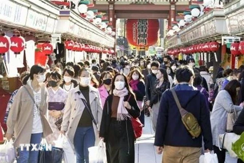 Người dân đeo khẩu trang phòng lây nhiễm COVID-19 tại Tokyo, Nhật Bản, ngày 28/11/2020. (Nguồn: Kyodo/TTXVN) 