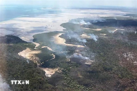 Khói bốc lên từ đám cháy rừng trên đảo Fraser thuộc bang Queensland, Australia ngày 29/11/2020. (Nguồn: AFP/TTXVN) 