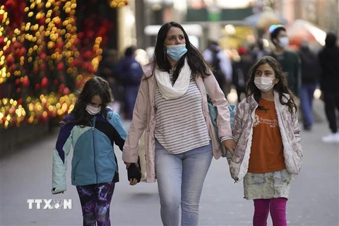 Người dân đeo khẩu trang phòng lây nhiễm COVID-19 tại New York, Mỹ. (Nguồn: THX/TTXVN) 