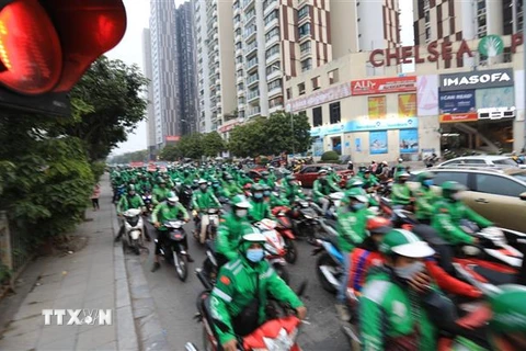 Hàng trăm tài xế Grab tập trung đông đảo diễu hành qua nhiều tuyến phố ở Hà Nội. (Ảnh: Thành Đạt/TTXVN) 