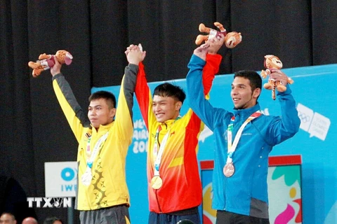Vận động viên Ngô Sơn Đỉnh (giữa) đoạt Huy chương Vàng tại Olympic trẻ tại Argentina vào tháng 10/2018. (Nguồn: TTXVN phát) 