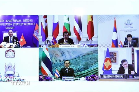 Thủ tướng Nguyễn Xuân Phúc và các nhà lãnh đạo dự hội nghị trực tuyến. (Ảnh: Thống Nhất/TTXVN) 