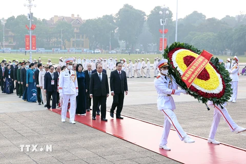 Thủ tướng Nguyễn Xuân Phúc dẫn đầu Đoàn đại biểu dự Đại hội Thi đua yêu nước toàn quốc lần thứ X đặt vòng hoa và vào Lăng viếng Chủ tịch Hồ Chí Minh. (Ảnh: Thống Nhất/TTXVN)