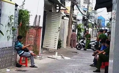 Toàn bộ hẻm Lê Lâm bị phong tỏa để điều tra vụ nổ súng. (Nguồn: nld.com.vn) 
