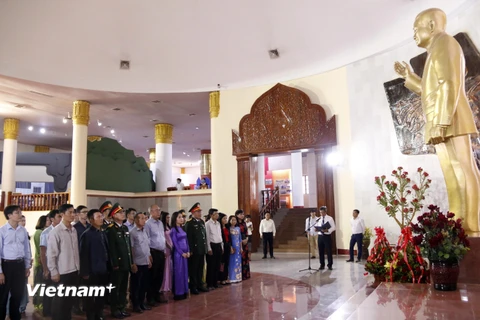 Quang cảnh buổi lễ dâng hoa trước Tượng đài Chủ tịch Kaysone Phomvihane. (Ảnh: Phạm Kiên/Vietnam+) 