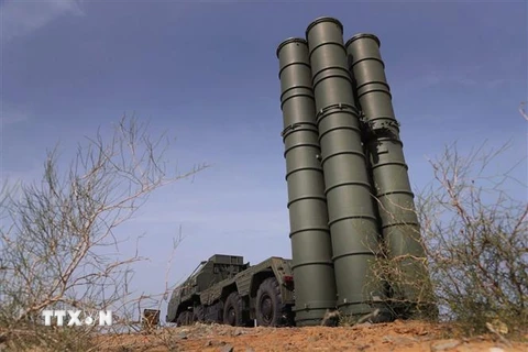 Hệ thống phòng thủ tên lửa S-400 của Nga. (Nguồn: EPA-EFE/TTXVN) 